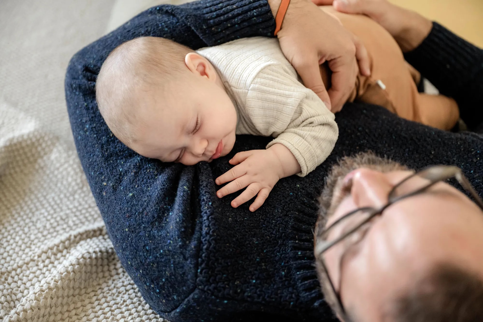 Väter nach der Geburt: 10 % psychisch belastet – oft unerkannt.